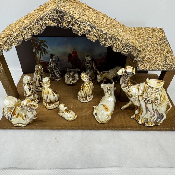 Vintage 13 pc Manger Nativity Set Gold Ceramic Figurines Wood Straw Christmas - Picture 3 of 16